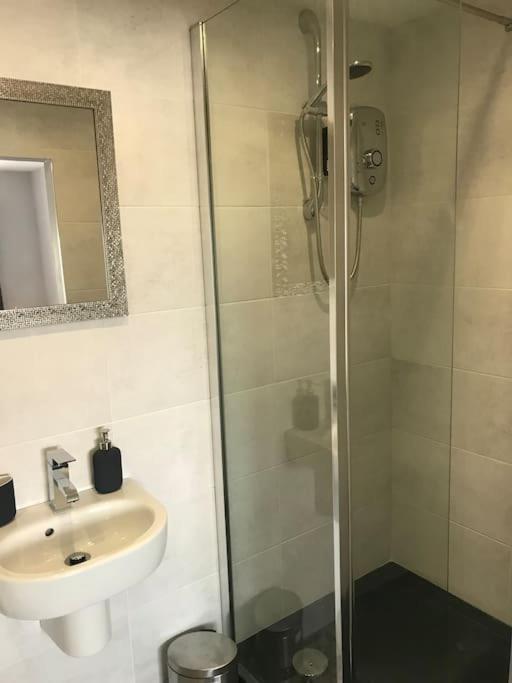 Mumbles - Modern Apartment With Panoramic Sea Views Oystermouth Exterior foto